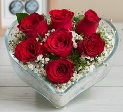Kalp içerisinde 7 adet kırmızı gül  Rize 14 şubat sevgililer günü çiçek 