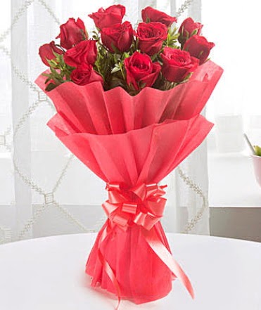 12 adet kırmızı gülden modern buket  Rize anneler günü çiçek yolla 