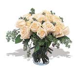 11 adet beyaz gül vazoda  Rize uluslararası çiçek gönderme 