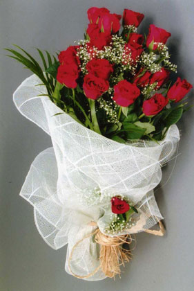 10 adet kirmizi güllerden buket çiçegi  Rize online çiçek gönderme sipariş 