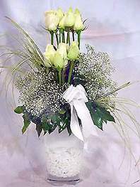  Rize çiçek gönderme  9 adet vazoda beyaz gül - sevdiklerinize çiçek seçimi