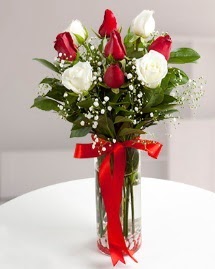 5 kırmızı 4 beyaz gül vazoda  Rize çiçek satışı 