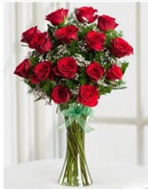 Cam vazo içerisinde 11 kırmızı gül vazosu  Rize hediye çiçek yolla 